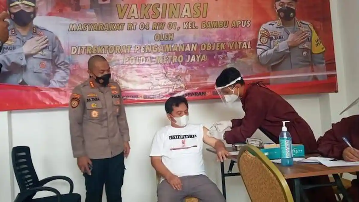 Ditpamobvit Polda Metro Berikan Vaksinasi untuk Warga Bambu Apus