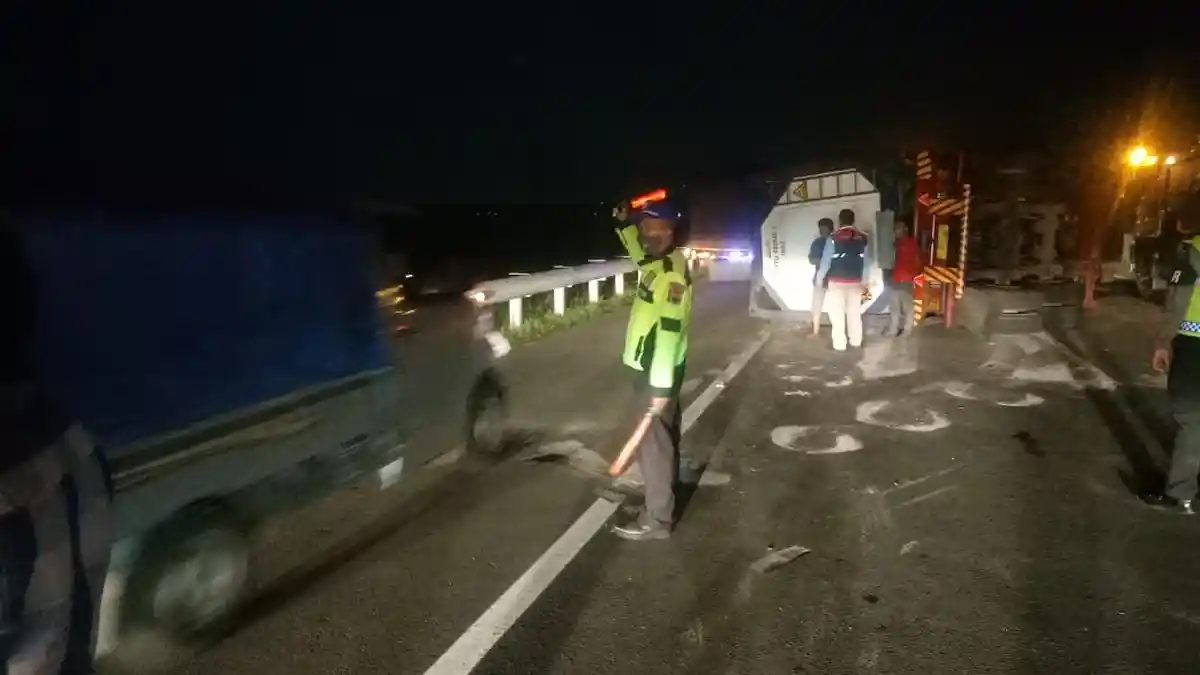 Sopir Mengantuk, Truk Trailer Terguling di Tol Pekalongan