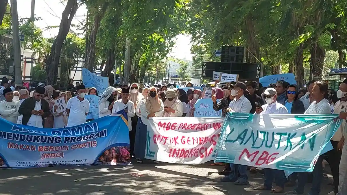 Ribuan Massa di Sampang Gelar Aksi Damai Dukung Program Makan Bergizi Gratis - Surya.co.id