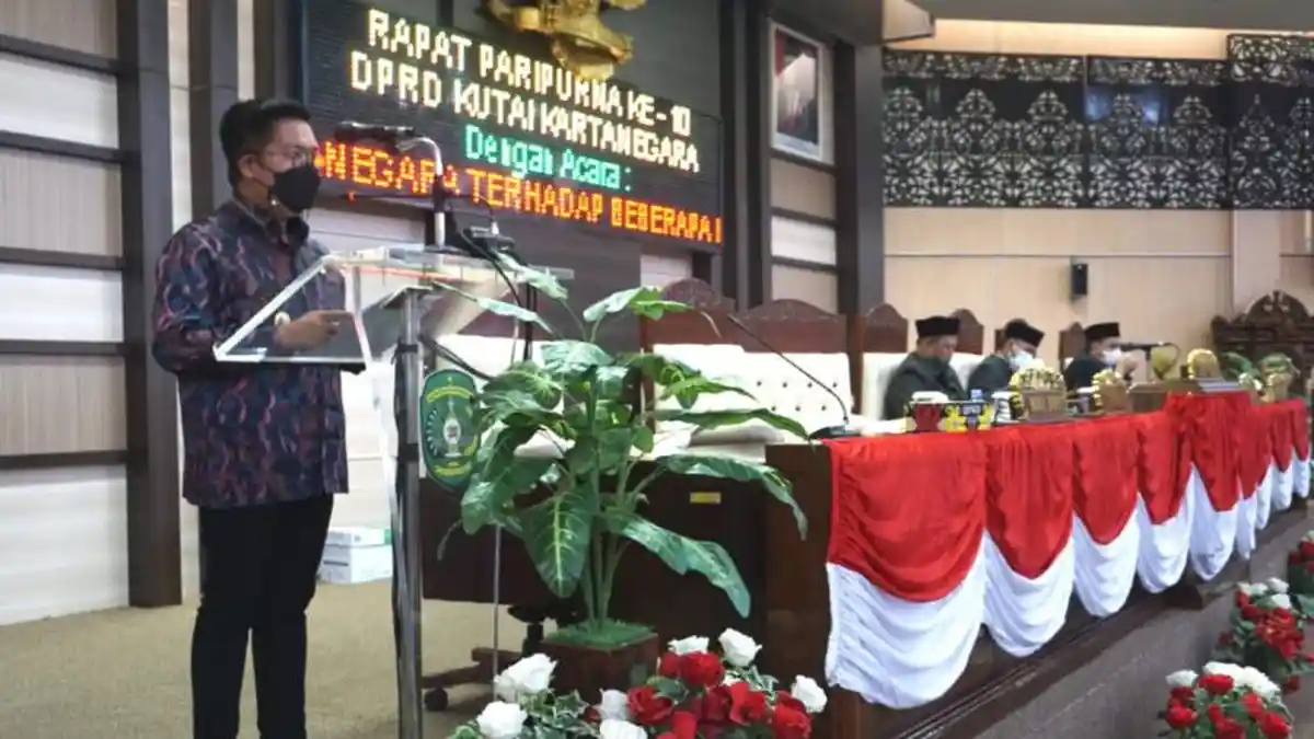 Hadiri Rapat Paripurna, Wabup Kukar Tegaskan Perlu Penyelenggaraan Kearsipan Terpadu