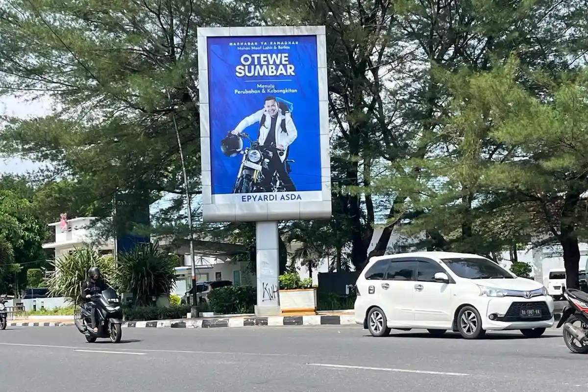 Baliho Siluet Bergambar Mirip Mahyeldi Terpajang di Padang: 'Sorry Ye, Sorry Ye, Gue Udah Nyampe' - Baliho-Otewe-Sumbar-Epyardi-Asda-terpajang-di-Jalan-Sudirman-Kota-Padang.jpg