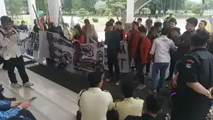 Salah-satu-mahasiswa-aksi-unjuk-kebolehan-bacakan-puisi.jpg