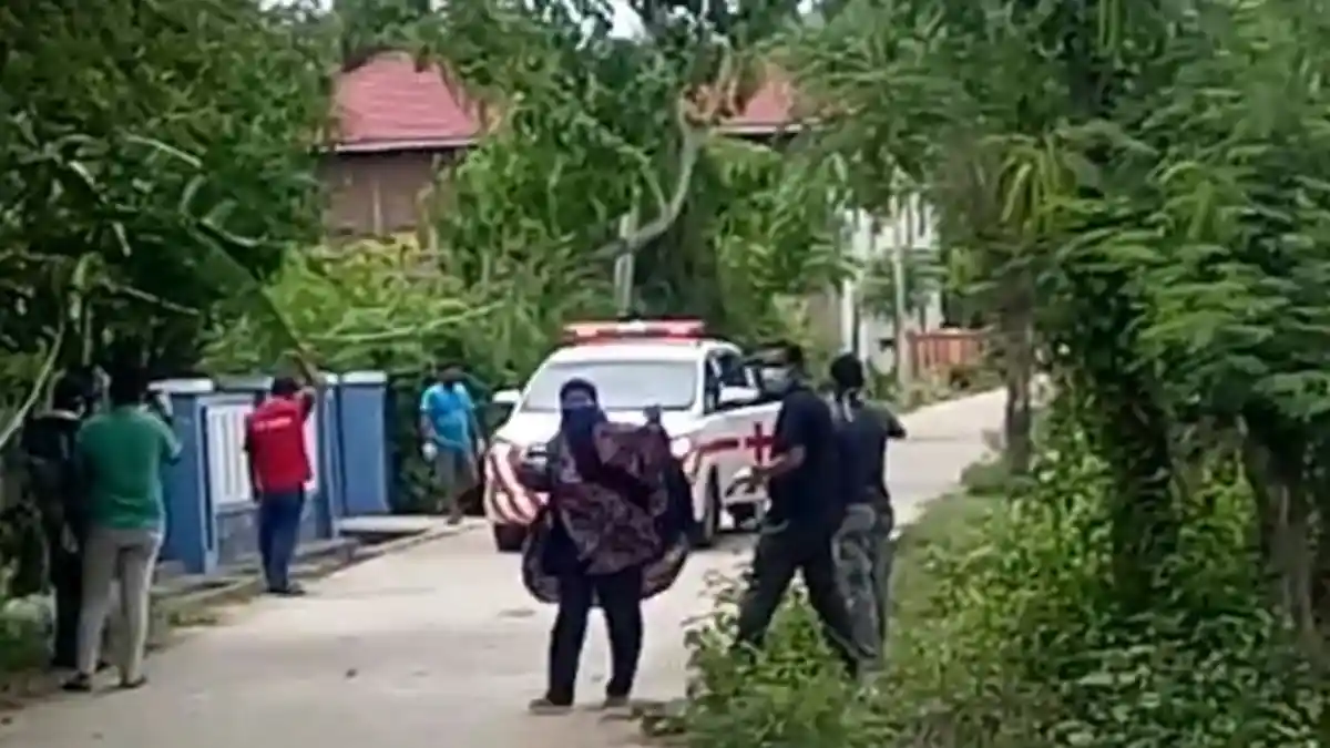 Lain dari Biasanya, Respon Warga Saat Petugas Jemput Pasien Positif Corona di Majene