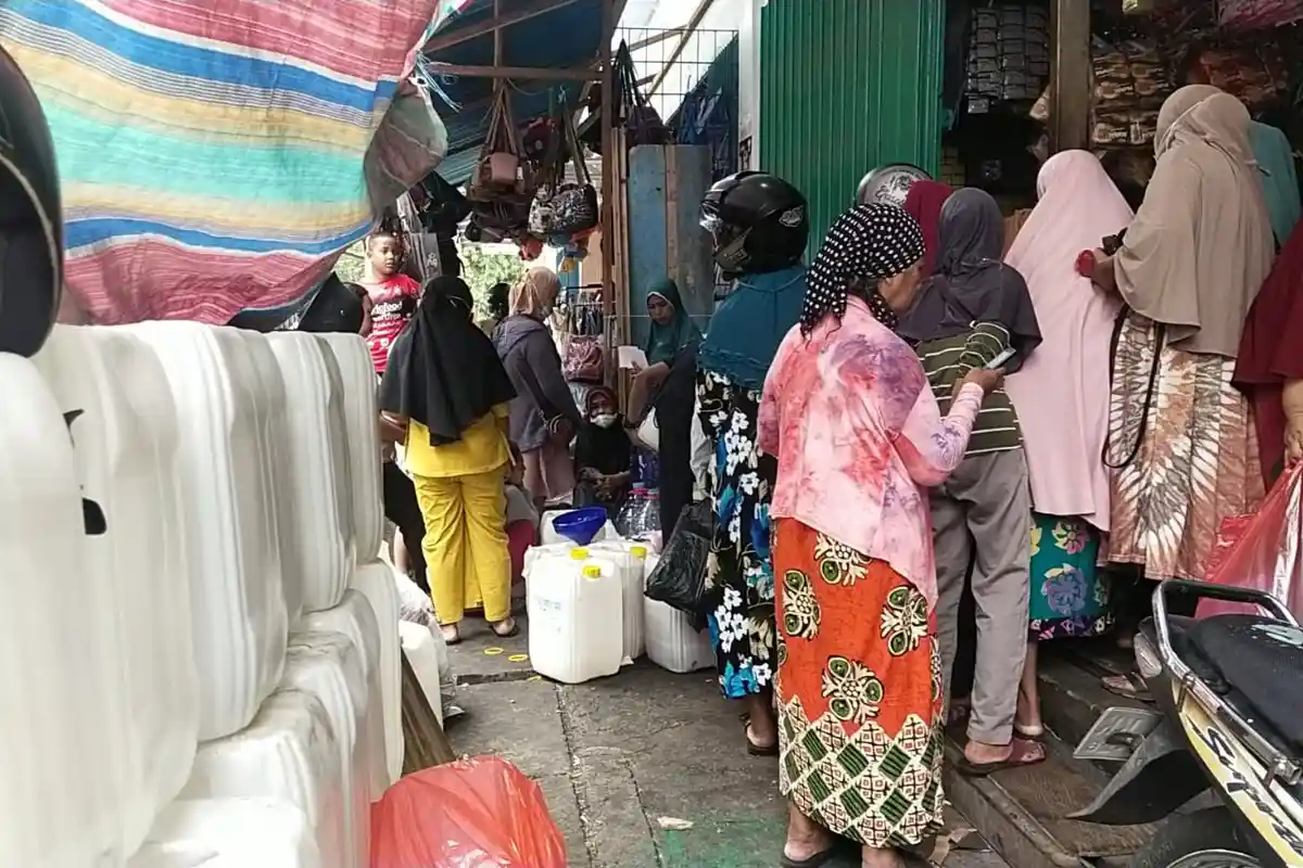 Warga Antri Minyak Goreng Hingga Desak Desakan Bahkan Ada yang bawa Galon