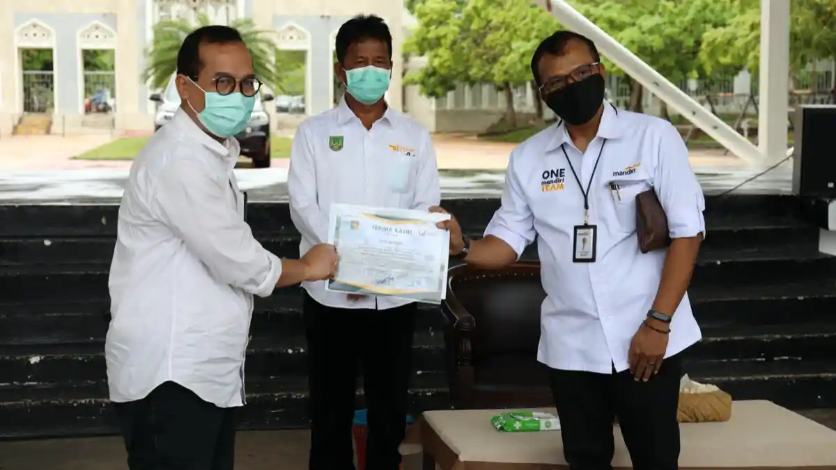 Bantu Penanganan Covid-19, Bank Mandiri Serahkan 100 APD dan Asuransi Rp 2,1 M ke RSBP Batam