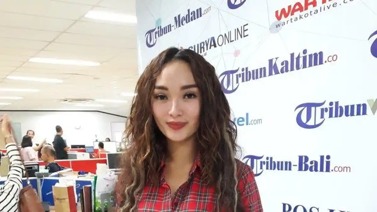 Lirik Lagu Tarik Selimut - Zaskia Gotik, Jam Satu, Jam Dua, Jam Tiga Kau tak Datang-datang Jam Empat