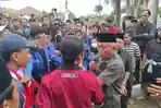 momen-adu-argumen-mahasiswa-dengan-wakil-ketua-dprd-tuban.jpg