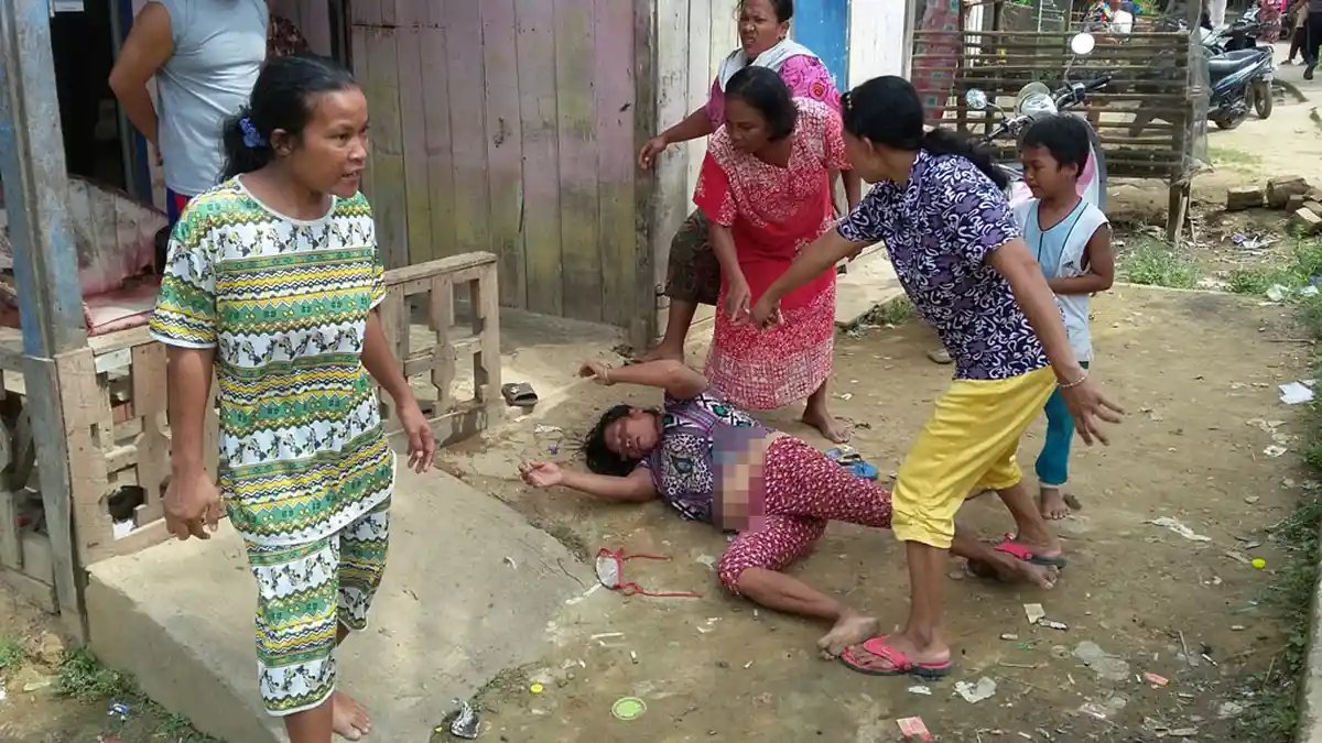 Ibu Ini Coba Bunuh Diri Saat Anaknya Diborgol Polisi