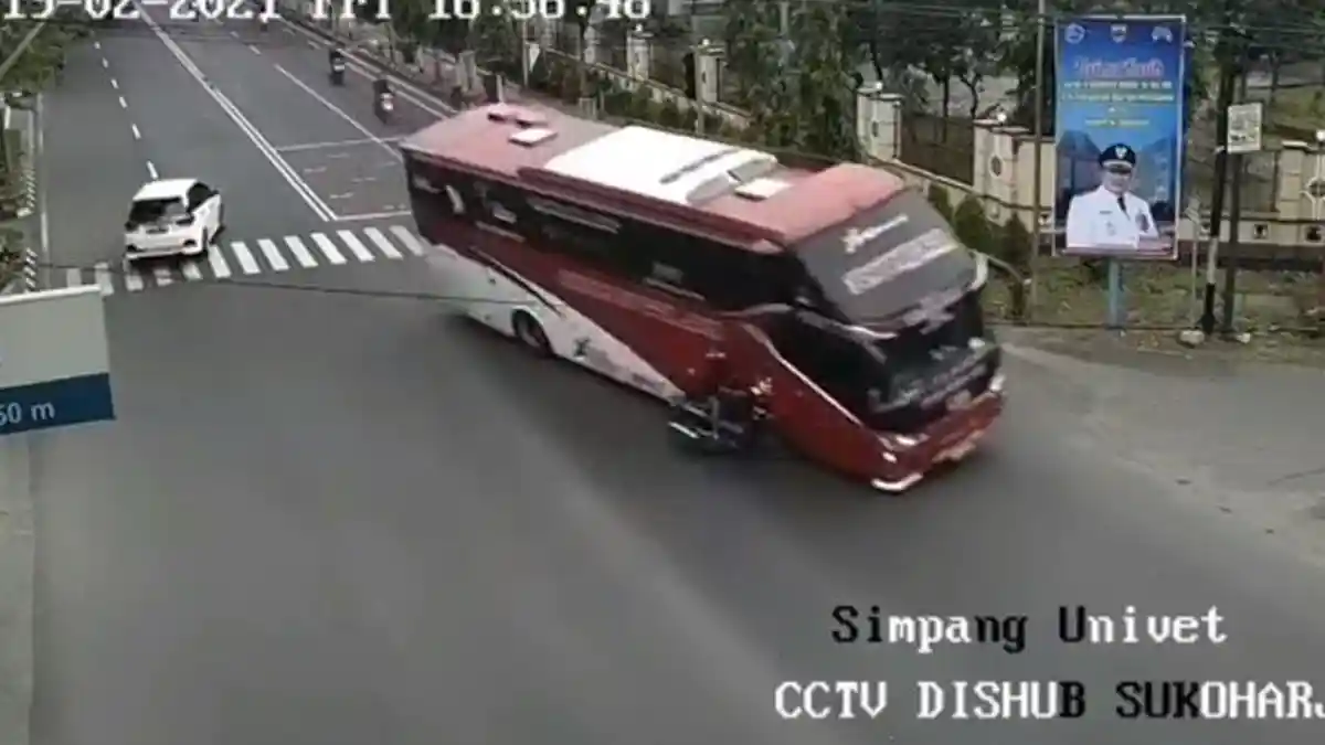 Video Bus Terobos Lampu Merah hingga Tabrak Biker Viral di Medsos, Begini Kejadian Sebenarnya