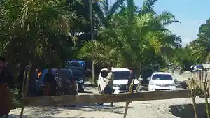 jalan-provinsi-lamie-langkak-di-drien-tujoh-tripa-makmur-nagan-raya-ditutup-warga.jpg