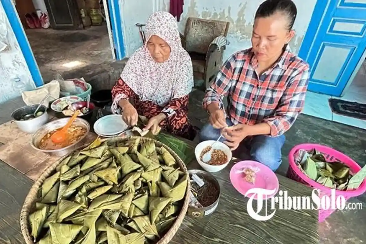 Review Sompil Bu Sri Koco Jogonalan Klaten : Rasa Khas Daun Bambu Jadi Kenikmatan Tersendiri