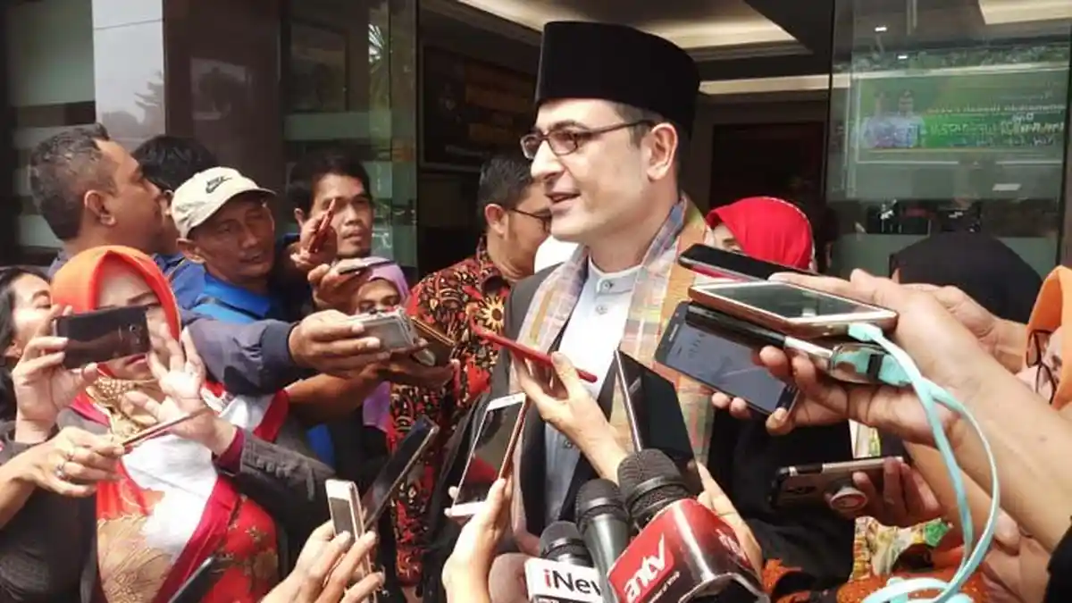 Sam Aliano: Apa Dosa Baliho Saya Dirusak?