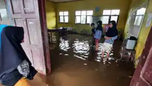 DITEROR-BUAYA-Aktivitas-belajar-mengajar-di-SDN-Kunjung-Lampuyang-Kecamatan.jpg