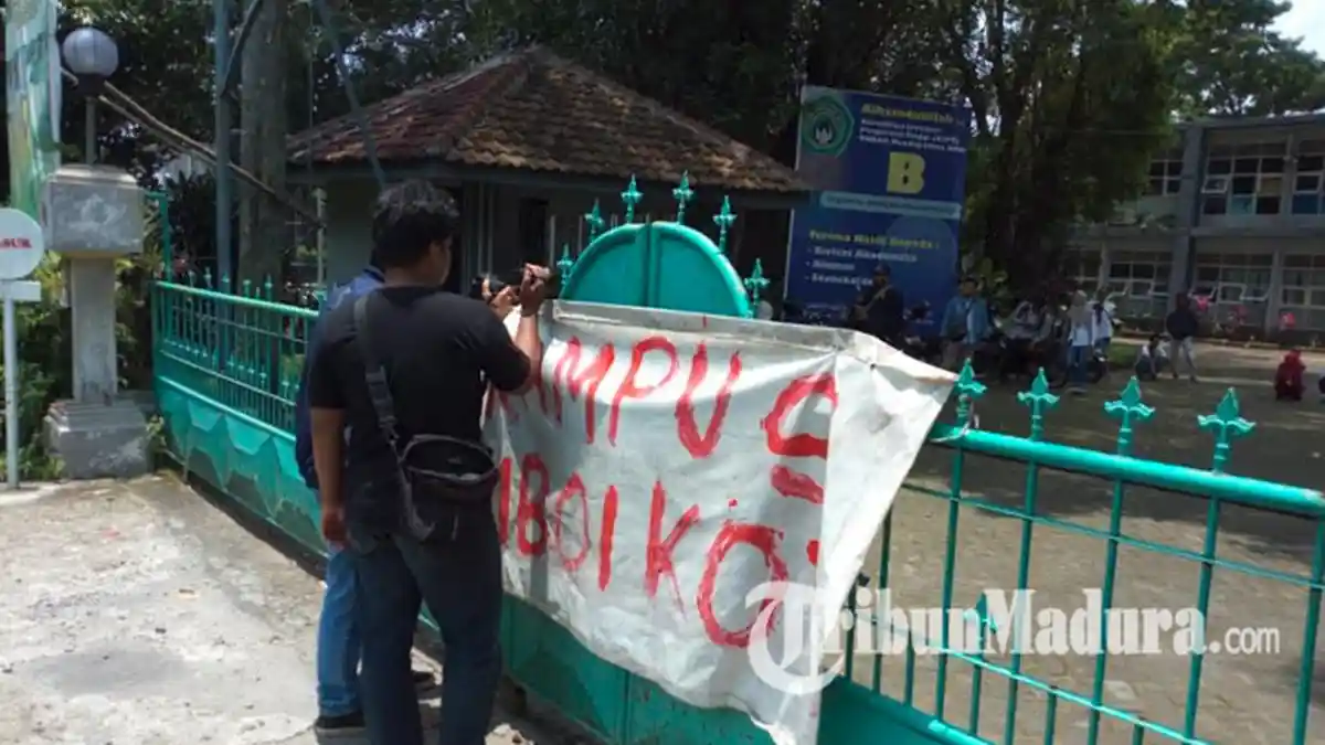 Polemik Tak Tuntas, Mahasiswa Undar Jombang Segel Kampusnya Tuntut Yayasan dan Senat Segera Islah