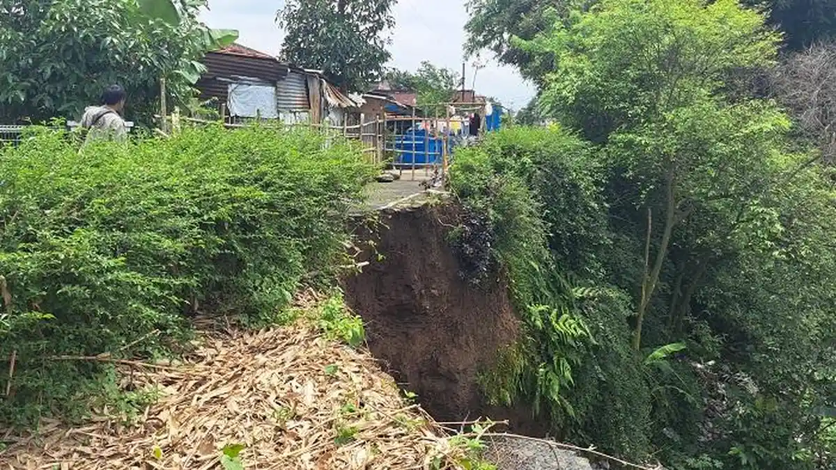 Tebing Sungai Pelus di Kembaran Banyumas Gerus Jalan, Tujuh Rumah Terancam Longsor