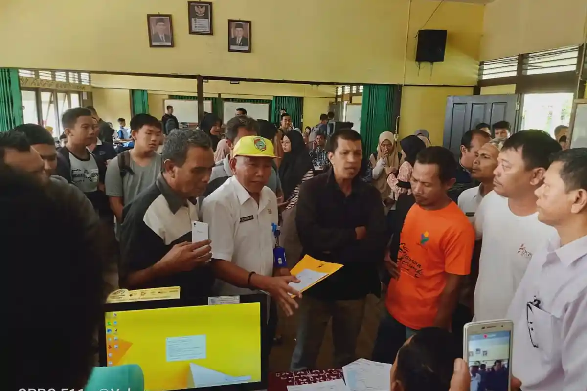 Warga Mempawah Timur Lakukan Protes, Merasa Didiskriminasi dengan Sistem Zonasi Dalam PPDB