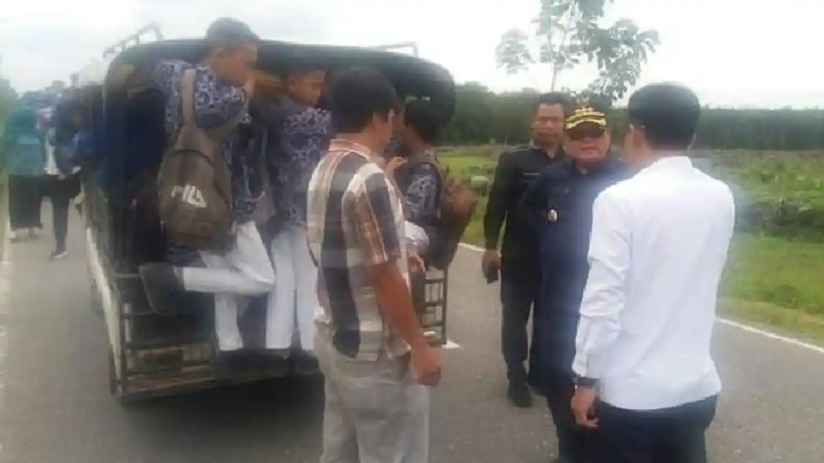 Bupati Muratara Setop Mobil Angkut Pelajar Bergelantungan, Akan Tambah Armada Pelajar