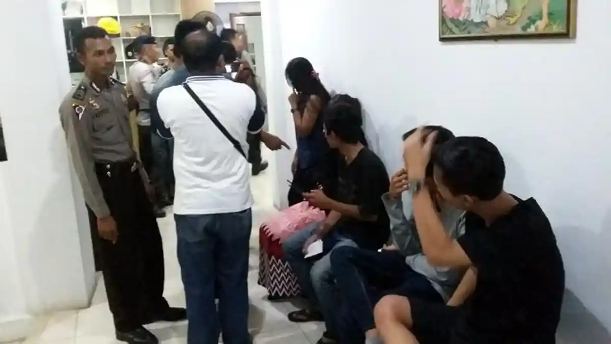 Oknum Polisi Ditangkap Saat Asyik Tidur Bersama Tiga Wanitanya di Hotel