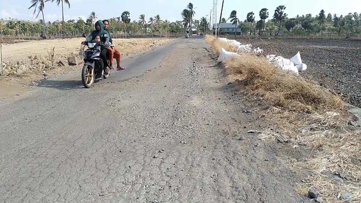 Pengendara Minta Pemerintah Jeneponto Perbaiki Jalan Rusak Bungunglompoa