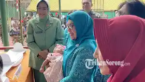 20241107_Pj-TP-PKK-Papua-Barat-Daya-gendong-anak.jpg