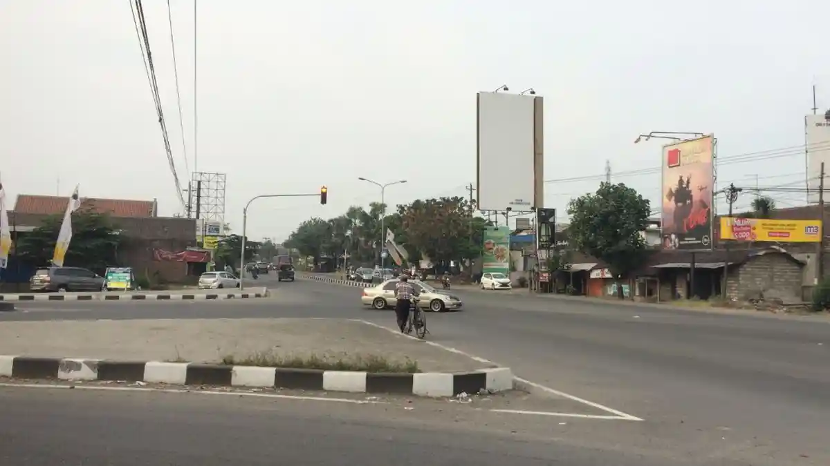 Minggu Sore, Jalan Solo-Sragen di Kawasan Sroyo Karanganyar Terpantau Ramai Lancar