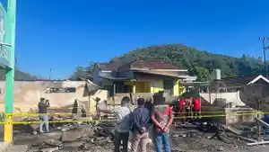 Tim-Laboratorium-Forensik-Denpasar-melakukan-pengambilan-sampel-di-lokasi-kebakaran.jpg