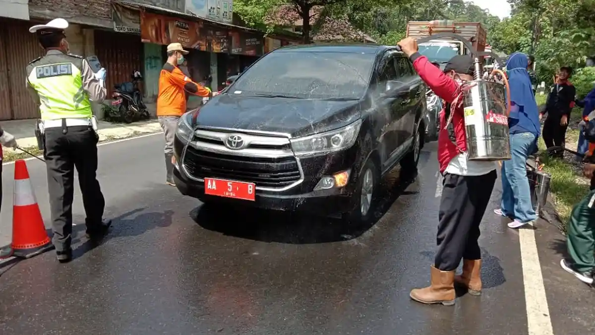 Kepala Desa pun Tak Ragu Semprot Disinfektan Mobil Wakil Bupati Magelang