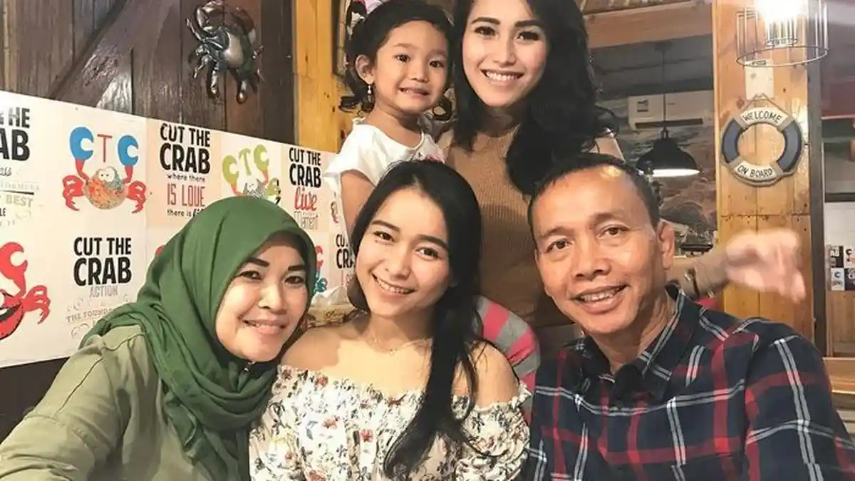Ayu Ting Ting & Adiknya Bertengkar di Meja Makan hingga Keluar Kata Kasar, Abdul Rozak Murka: Diem