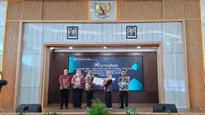 Bupati-Bangka-Selatan-Riza-Herdavid-ketika-menyerahkan-LKPD.jpg