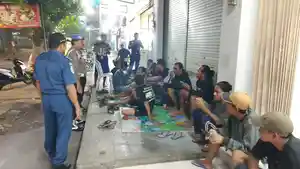 Antisipasi-Bentrokan-dan-Konsumsi-Miras-Polisi-Sambangi-ABK-di-Pelabuhan-Benoa-Bali.jpg