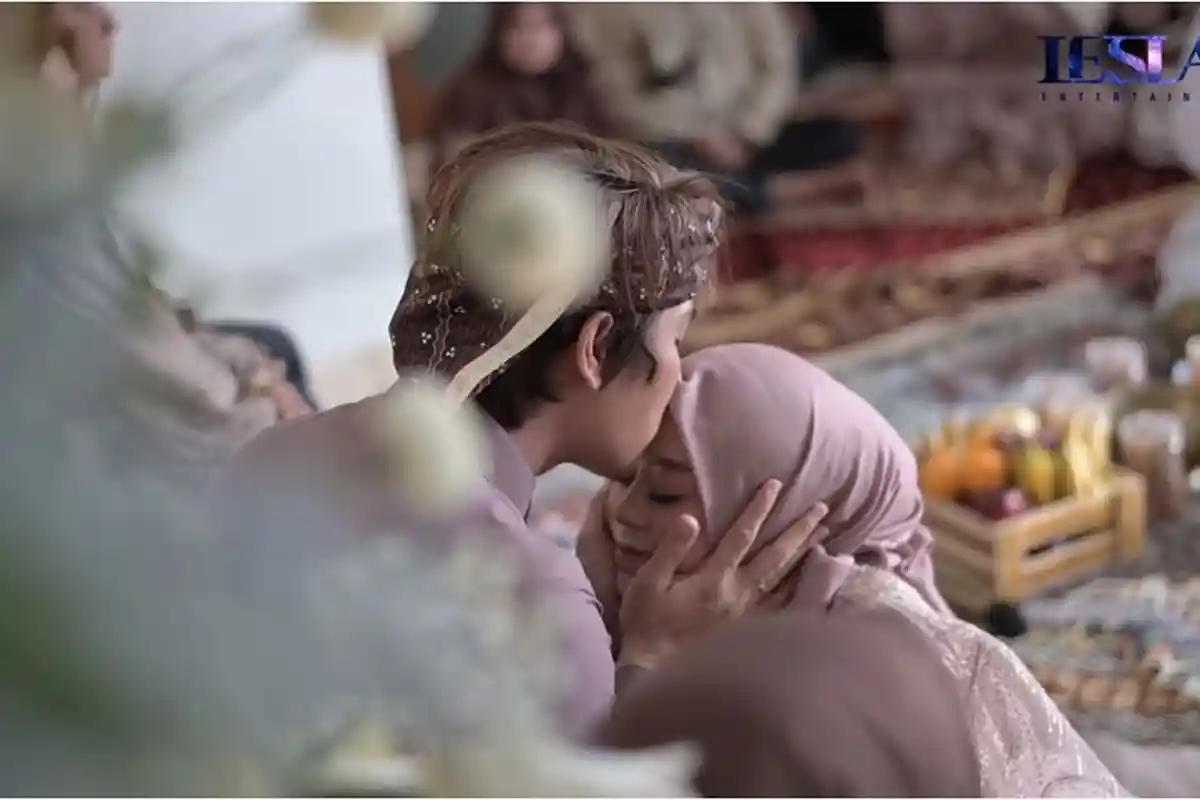 Rizky Billar Akhirnya Rilis Video 7 Bulanan, Lesti Kejora sempat Menangis Bersimpuh di Depan Suami