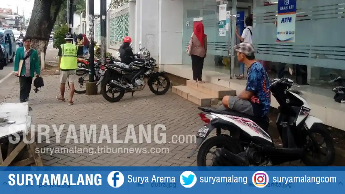 Lapor! Warga Kota Malang Keluhkan Keberadaan Jukir di Luar Boks ATM