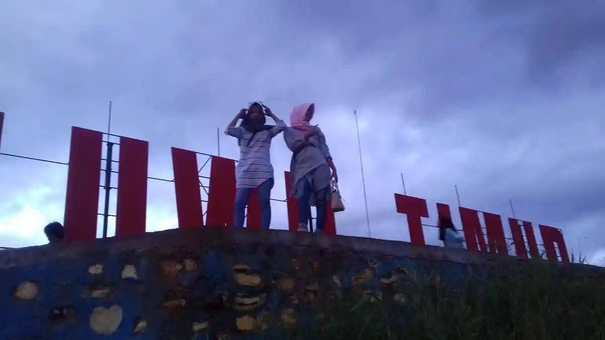 Jadi Spot Foto Baru di Malili, Begini Pemandangan di Signage Luwu Timur