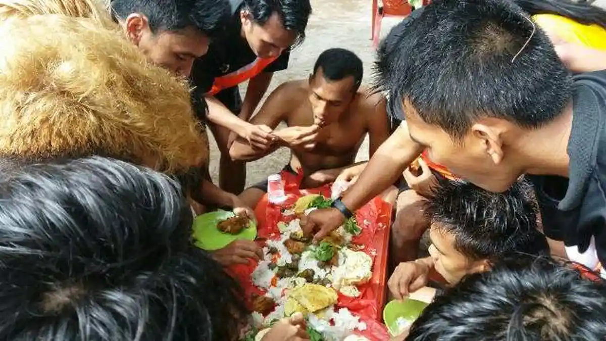 VIDEO: Gaya Makan Keroyokan di Pantai Pemain PS Timah Babel