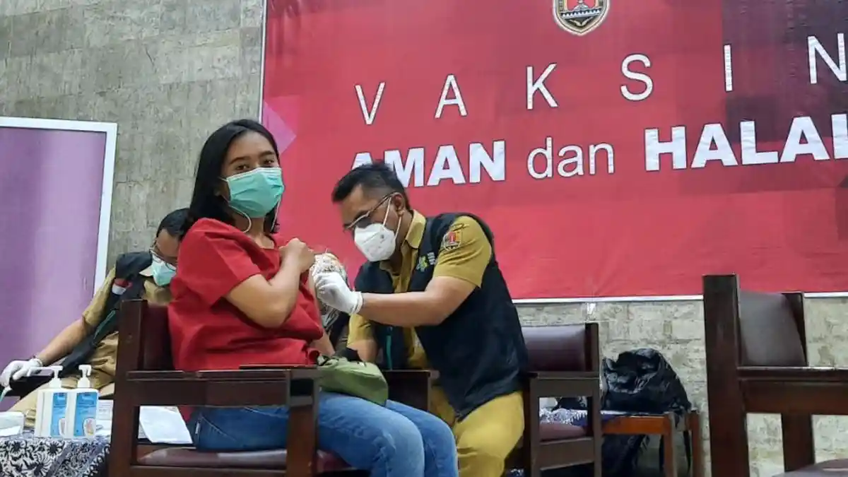 Siap PTM, Puluhan Guru dan Staf SMK Negeri 1 Warungasem Divaksin