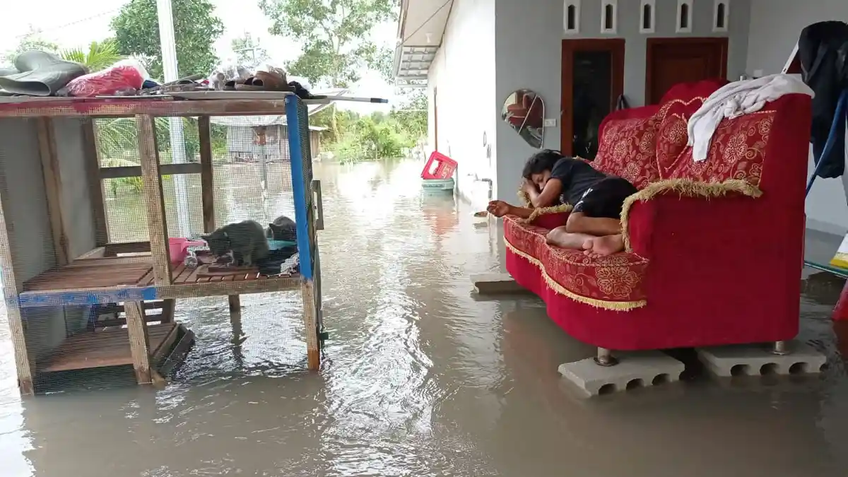 Sudah Tiga Hari Firmansyah Tidur di Atas Genangan Banjir
