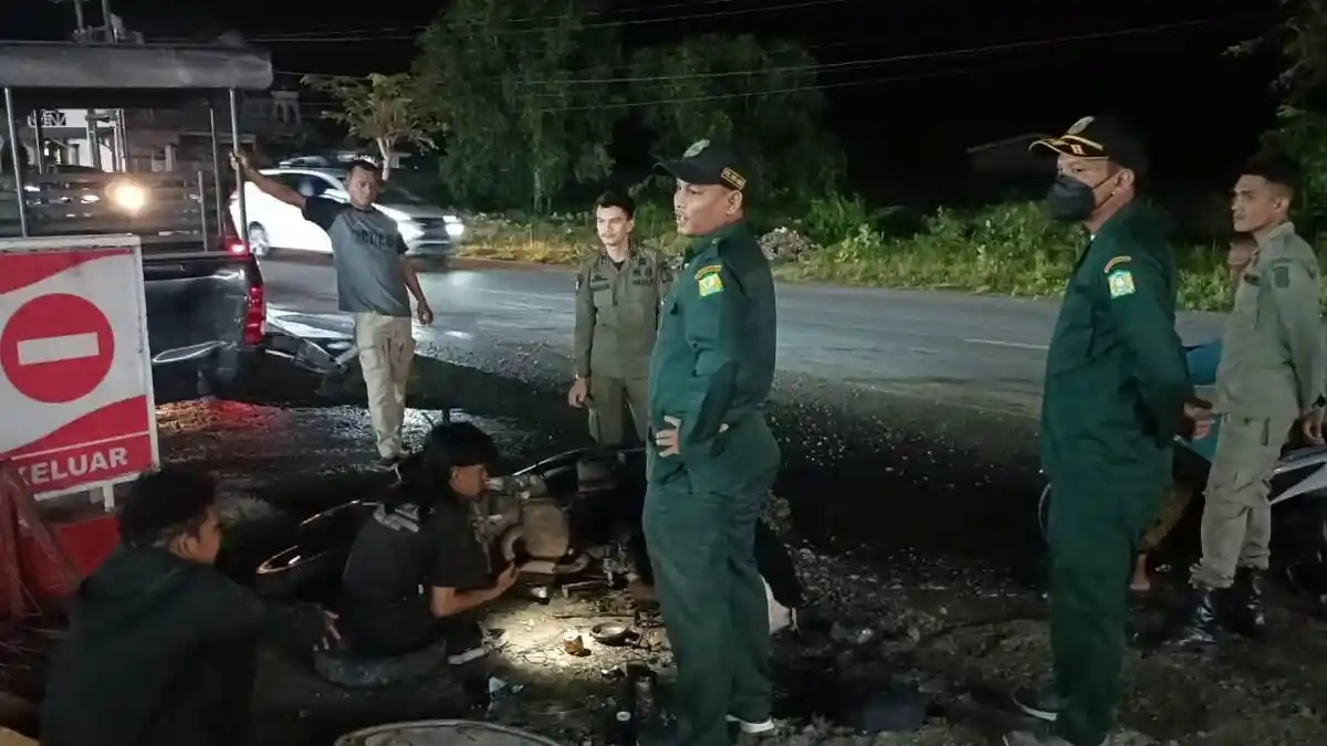 Kedapatan Meminta-minta di SPBU Bradeun, Satpol PP Aceh Besar Peringatkan Anak Punk