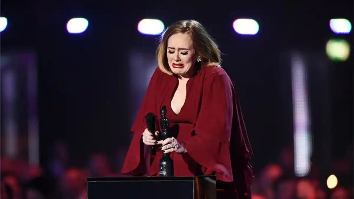Bilang 'Suami' di Atas Panggung, Adele Keceplosan Mengaku Sudah Menikah?