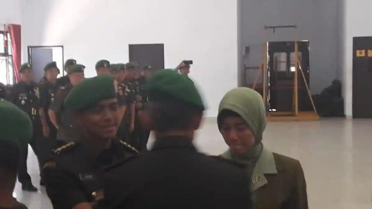 Suaminya Dipecat Gara-gara Komentarnya di Medsos, Istri Dandim Kolonel Hendi Suhendi Menangis