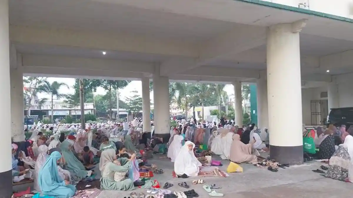 Salat Idul Fitri di Kampus Universitas Muhammadiyah Mataram Berjalan Lancar dan Khusyuk