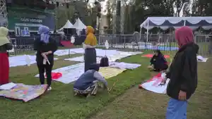 Tikar-dan-banner-jemaah-Gus-Iqdam-untuk-mengapling-tempat-di-Alun-Alun-Bojonegoro.jpg