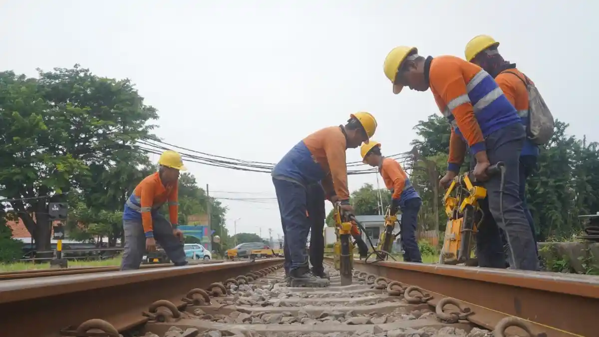Jelang Mudik Lebaran 2024, KAI Daop 8 Surabaya Intensifkan Perawatan Jalur Kereta Api
