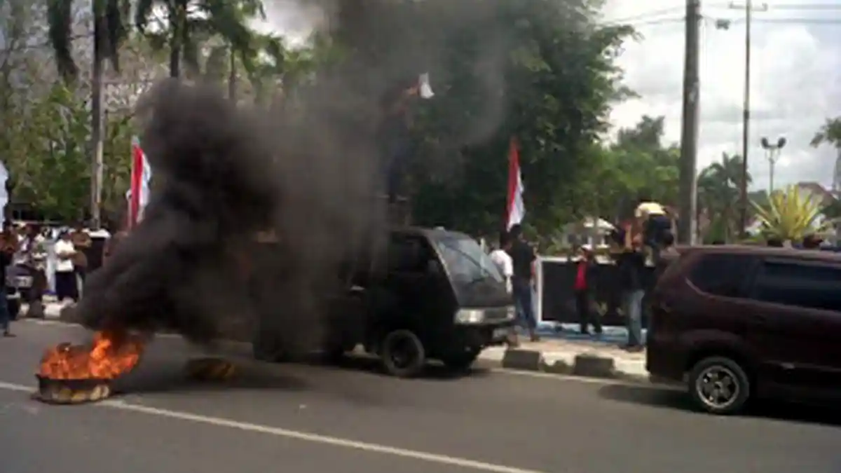 Massa Kepung Rumah Jabatan Bupati Sinjai Sabirin Yahya