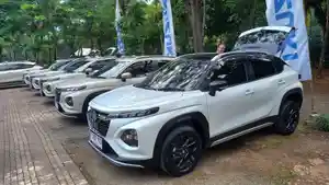 Suzuki-Fronx-hand-over.jpg