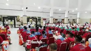 GAGAL-BERANGKAT-Ilustrasi-jemaah-calon-haji-yang-tiba-di-Asrama-Haji-Donohudan-Ngemplak-Boyolali.jpg