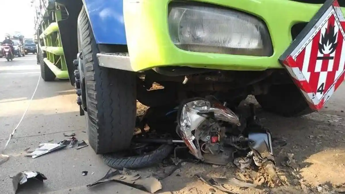 Kecelakaan Maut, Balita 3 Tahun Tewas, Motor yang Dibawa Ibunya Tabrakan dengan Truk