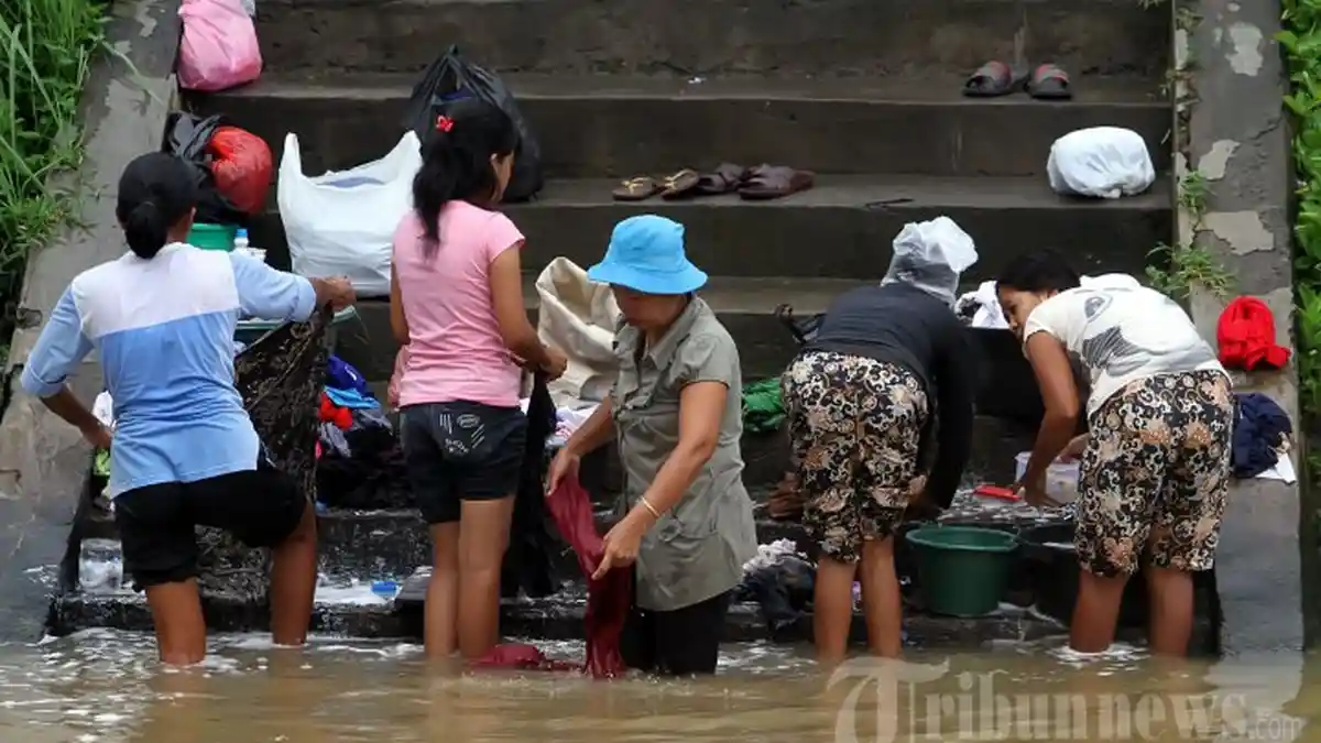 Tergoda Lihat Wanita Mencuci di Kali, Sumerta Maksa Meluk dari Belakang