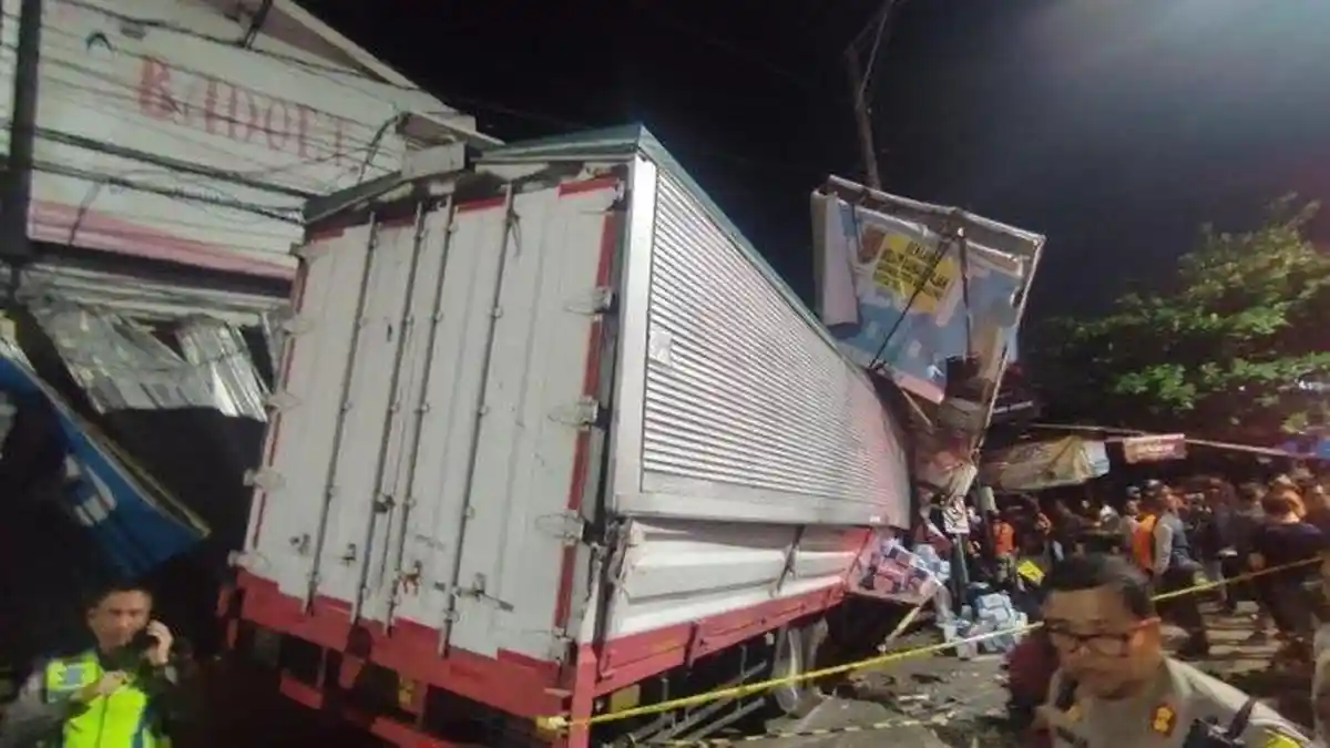 Kecelakaan Beruntun di Semarang - Truk Trailer Alami Rem Blong, Tabrak Truk Sampah dan Motor