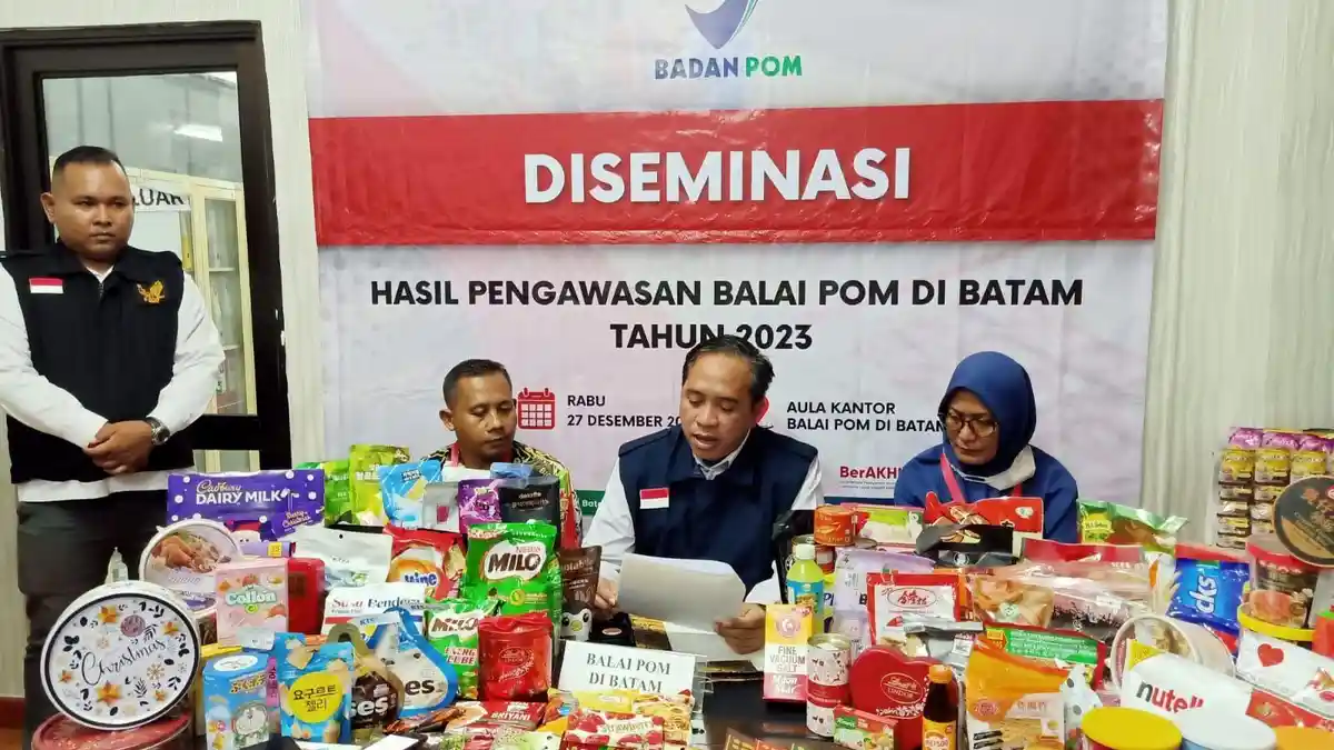 BREAKING NEWS - BPOM Batam Amankan Kosmetik Ilegal, Makanan, Obat! Ada Roti Kaleng Natal