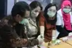 Nita Thalia Ajak Wartawan Kunjungi Pabrik Dqueena Cosmetic